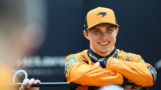 SINGAPORE, SINGAPORE - OCTOBER 05: Oscar Piastri of Australia and McLaren celebrates with his team after winning the Constructors Championship during the F1 Grand Prix of Singapore at Marina Bay Street Circuit on October 05, 2025 in Singapore, Singapore. (Photo by Clive Mason/Getty Images)
