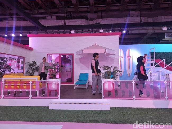 Teater mini berwarna pink-ungu jadi daya tarik tersendiri. Pengunjung bisa menonton film Barbie sambil menikmati popcorn manis gratis di kursi layaknya bioskop sungguhan. Foto: Hestianingsih/Wolipop