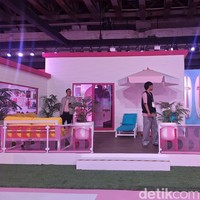 Teater mini berwarna pink-ungu jadi daya tarik tersendiri. Pengunjung bisa menonton film Barbie sambil menikmati popcorn manis gratis di kursi layaknya bioskop sungguhan. Foto: Hestianingsih/Wolipop