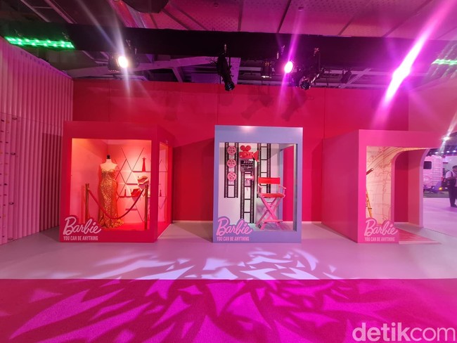 Spot paling hits adalah instalasi kotak boneka Barbie, tempat pengunjung bisa berpose seolah jadi Barbie hidup. Ada juga ruang bertema antariksa dan laboratorium a la ilmuwan. Foto: Hestianingsih/Wolipop