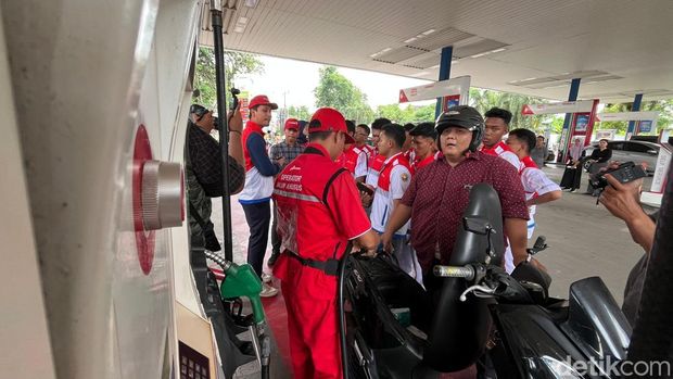 Para siswa SMK diperlihatkan proses pengisian BBM ke kendaraan konsumen.