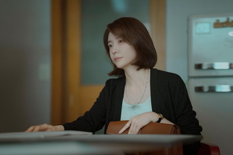 Penampilan Park Ji Hyun dalam drama Korea You And Everything Else.