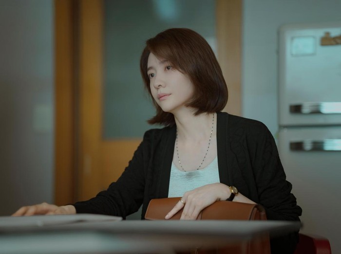 Penampilan Park Ji Hyun dalam drama Korea You And Everything Else.