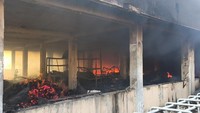 Diperkirakan, api melalap sekira 300 kios di lantai dua dan tiga pasar. Petugas masih fokus dalam pemadaman titik api di bagian belakang lantai dua.