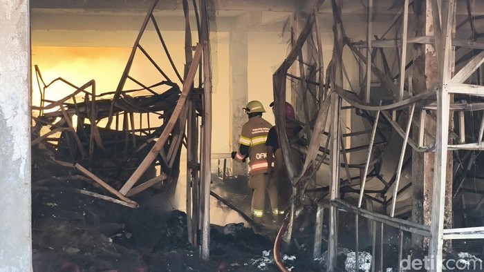 Pasar Wonogiri Terbakar Petugas Damkar saat memadamkan api di Pasar Wonogiri, Senin (6/10/2025) pukul 08.58 WIB.