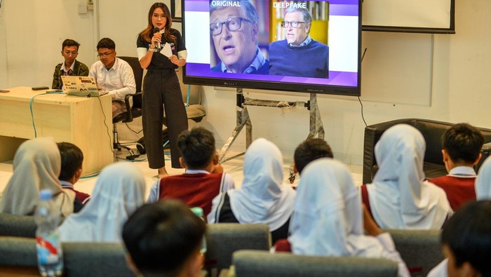 Pelajar Bandung Dibekali Ilmu Keamanan Siber Sejak Dini Pelajar Sekolah Menengah Pertama (SMP) mengikuti pelatihan keamanan siber di Kampus Telkom University, Kabupaten Bandung, Jawa Barat, Senin (6/10/2025). Komunitas Indonesia Women in Cybersecurity (IWCS) bersama Telkom University menggelar Cyber Safe Kids atau pelatihan keamanan siber bagi anak yang memberikan pelatihan kepada siswa SD dan SMP terkait pemahaman dasar keamanan siber dan cara melindungi diri serta memahami konten palsu dan risiko Artificial Intelligence (AI). ANTARA FOTO/Raisan Al Farisi
