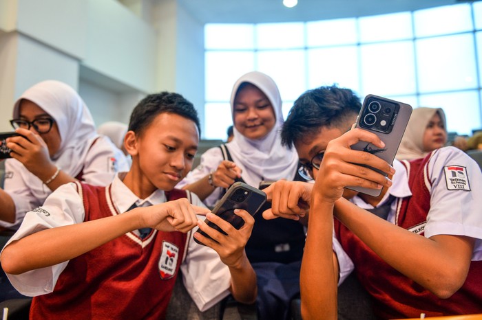 Pelajar Sekolah Menengah Pertama (SMP) mengikuti pelatihan keamanan siber di Kampus Telkom University, Kabupaten Bandung, Jawa Barat, Senin (6/10/2025). Komunitas Indonesia Women in Cybersecurity (IWCS) bersama Telkom University menggelar Cyber Safe Kids atau pelatihan keamanan siber bagi anak yang memberikan pelatihan kepada siswa SD dan SMP terkait pemahaman dasar keamanan siber dan cara melindungi diri serta memahami konten palsu dan risiko Artificial Intelligence (AI). ANTARA FOTO/Raisan Al Farisi