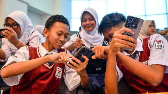 Pelajar Bandung Dibekali Ilmu Keamanan Siber Sejak Dini Pelajar Sekolah Menengah Pertama (SMP) mengikuti pelatihan keamanan siber di Kampus Telkom University, Kabupaten Bandung, Jawa Barat, Senin (6/10/2025). Komunitas Indonesia Women in Cybersecurity (IWCS) bersama Telkom University menggelar Cyber Safe Kids atau pelatihan keamanan siber bagi anak yang memberikan pelatihan kepada siswa SD dan SMP terkait pemahaman dasar keamanan siber dan cara melindungi diri serta memahami konten palsu dan risiko Artificial Intelligence (AI). ANTARA FOTO/Raisan Al Farisi