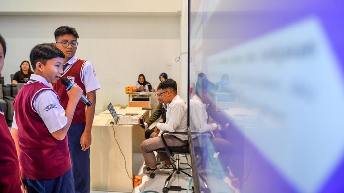 Pelajar Bandung Dibekali Ilmu Keamanan Siber Sejak Dini Pelajar Sekolah Menengah Pertama (SMP) mengikuti pelatihan keamanan siber di Kampus Telkom University, Kabupaten Bandung, Jawa Barat, Senin (6/10/2025). Komunitas Indonesia Women in Cybersecurity (IWCS) bersama Telkom University menggelar Cyber Safe Kids atau pelatihan keamanan siber bagi anak yang memberikan pelatihan kepada siswa SD dan SMP terkait pemahaman dasar keamanan siber dan cara melindungi diri serta memahami konten palsu dan risiko Artificial Intelligence (AI). ANTARA FOTO/Raisan Al Farisi