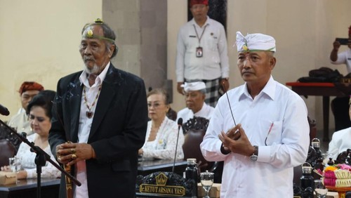 Pelantikan I Wayan Sukaja (udeng putih) melalui mekanisme Pergantian Antar Waktu (PAW) di Gedung DPRD Tabanan, Senin (6/10/2025).