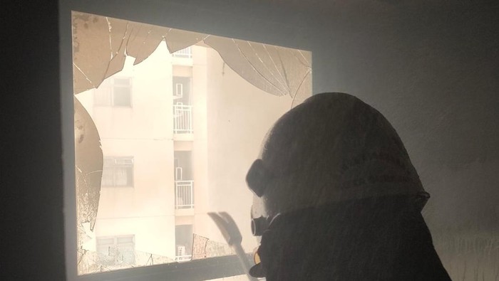 Pemadaman kebakaran di Apartemen Gunawangsa Surabaya.
