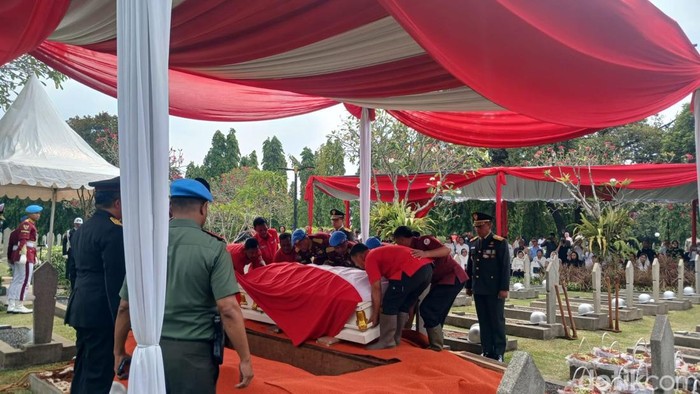 Pemakaman Istri Wapres ke-4 di TMP Kalibata. (Taufiq/detikcom)