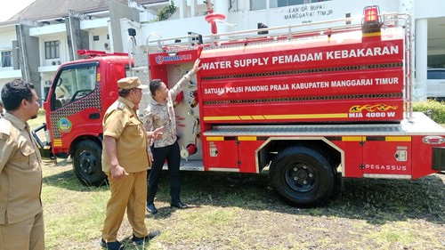 Pemerintah kabupaten Manggarai Timur menerima mobil pemadam kebakaran pertama, Senin (6/10/2025) (Dok. Prokopim Manggarai Timur)