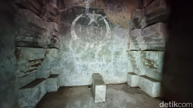 Pemilik pekarangan yang menjadi lokasi Omah Demamit, Agus Subiyanto (65) saat menunjukkan Omah Demamit di Ngentak, Seloharjo, Pundong, Bantul, Senin (6/10/2025).