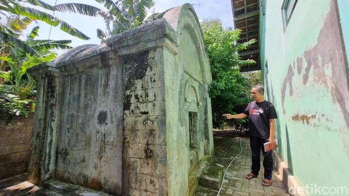 Pemilik pekarangan yang menjadi lokasi Omah Demamit, Agus Subiyanto (65) saat menunjukkan Omah Demamit di Ngentak, Seloharjo, Pundong, Bantul, Senin (6/10/2025).
