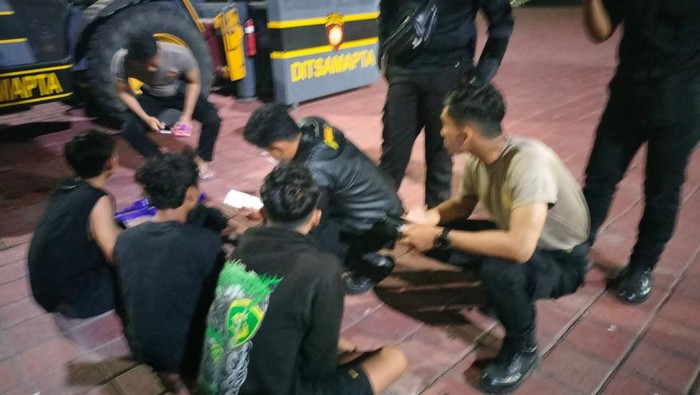 Pemuda Gresik ditangkap setelah ketahuan buang pil koplo.