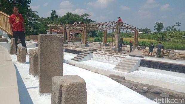 Batuan candi yang ditemukan di proyek Warung Setiti Watu Kali, Jagalan, Klaten.
