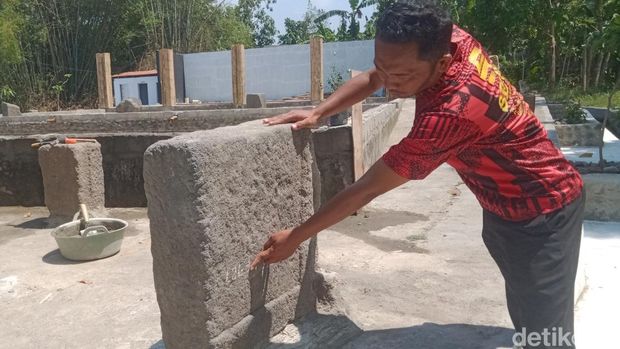 Batuan candi yang ditemukan di proyek Warung Setiti Watu Kali, Jagalan, Klaten.