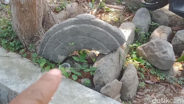 Batuan candi yang ditemukan di proyek Warung Setiti Watu Kali, Jagalan, Klaten.