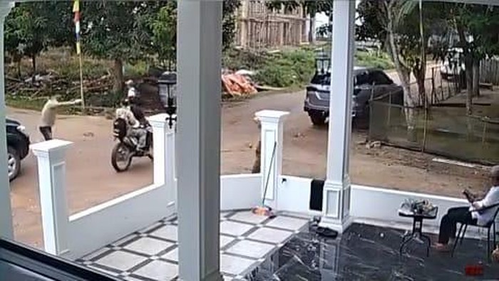 Rekaman CCTV memperlihatkan pria di OKI menembak temannya hingga tewas