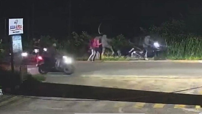 Rekaman CCTV pengeroyokan remaja di Jambi