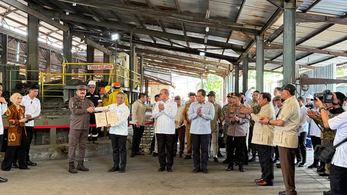 Penyerahan aset rampasan kasus korupsi timah dari Kejagung kepada Wamenkeu (Eva/detikcom)