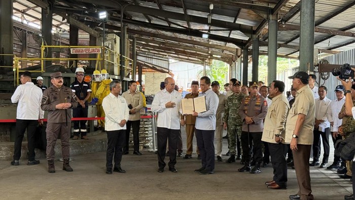 Penyerahan aset rampasan kasus korupsi timah dari Kejagung kepada Wamenkeu (Eva/detikcom)