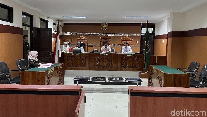 Persidangan kasus penyiraman air keras terhadap ibu dan anak di Sukabumi.