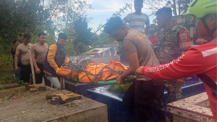 Petugas kepolisian bersama warga dan TNI saat mengevakuasi jasad korban. (Foto: dok. Polres Tanah Karo)