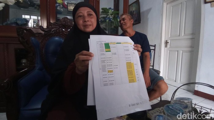 Petugas program Gerbu Kampung Selaawi Tasikmalaya sedang menarik iuran Rp 1.000 per hari.