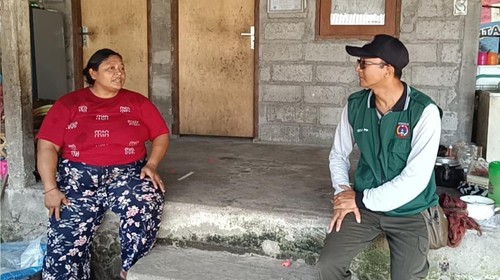 Petugas Puskeswan yang melakukan penelusuran anjing yang menggigit balita di wilayah Banjar Pekandelan, Desa Culik, Kecamatan Abang, Karangasem, Senin (6/10/2025).