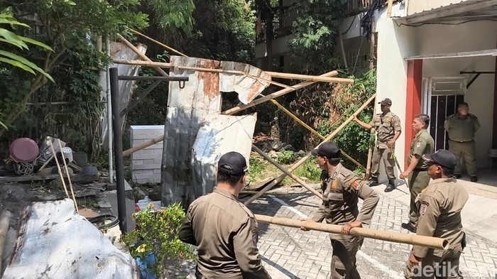 Petugas Satpol PP membongkar pagar seng di Jalan Sinar Mas VII, Perumahan Sinar Waluyo, Kelurahan Kedungmundu, Kecamatan Tembalang, Kota Semarang, Senin (6/10/2025).
