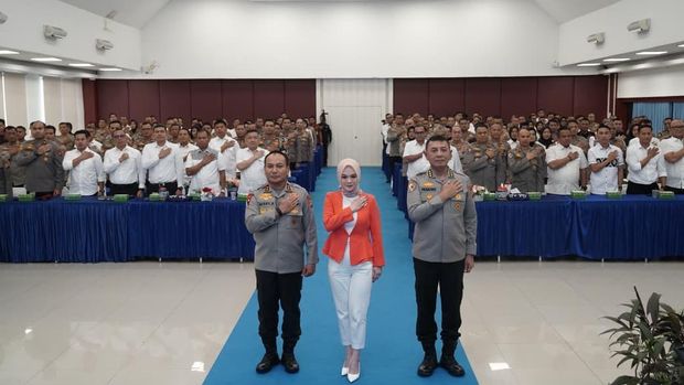 Polda Riau menggelar pelatihan public speaking untuk melatih kemampuan komunikasi publik personel