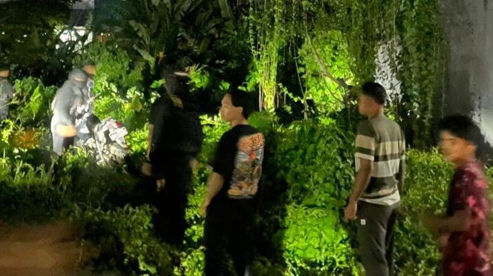 Polisi dan warga mencari pria mabuk bawa parang lompat ke sungai di Mamuju.