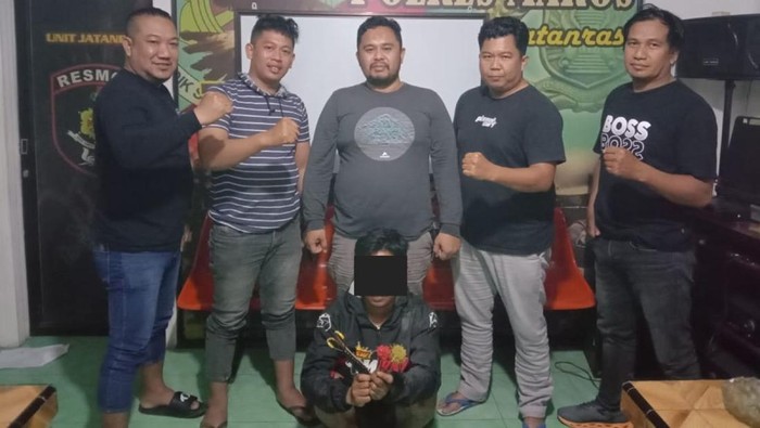 Polisi menangkap seorang pemuda berinisial FS (23) yang membawa senjata tajam jenis busur panah saat nongkrong di Maros.