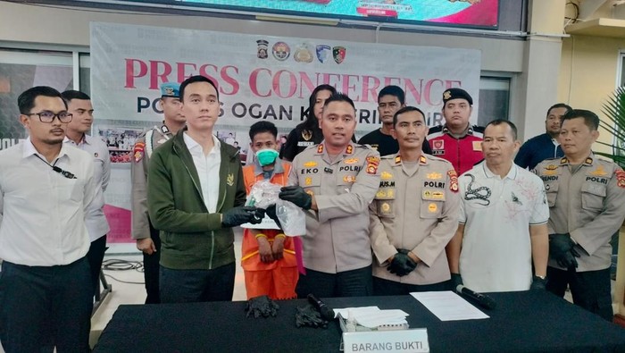Polisi saat menunjukkan senpi yang dipakai pelaku untuk menembak pria di OKI.