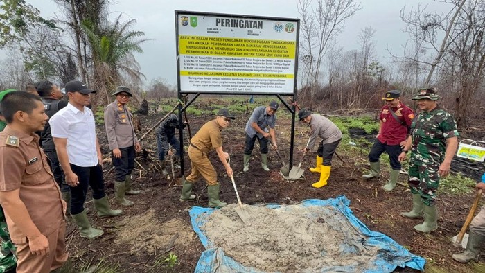 Polres Inhil memasang plang peringatan i lahan seluas 30 hektare bekas karhutla, Senin (6/10/2025).