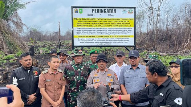 Polres Inhil memasang plang peringatan i lahan seluas 30 hektare bekas karhutla, Senin (6/10/2025).