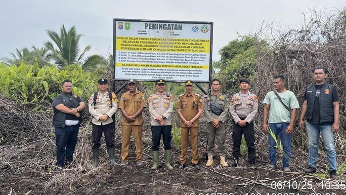 Polres Kepulauan Meranti memasang plang di lahan bekas karhutla, Senin (6/10/2025).