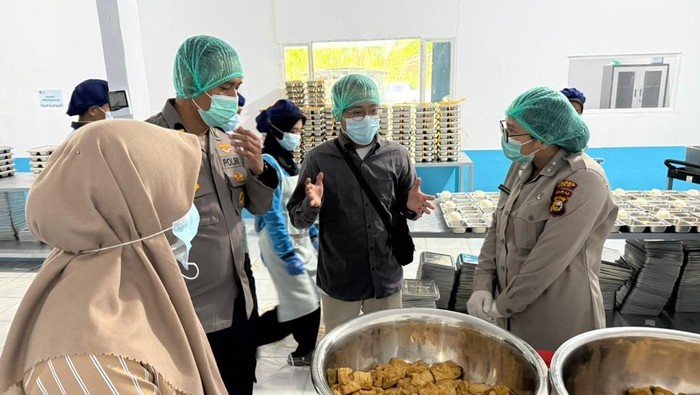 Polres Siak melakukan tester security food di dapur SPPG untuk memastikan MBG aman.
