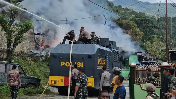 Polri mengerahkan water canon untuk bantu padamkan api di Kodam Lama Jayapura (dok Polri)