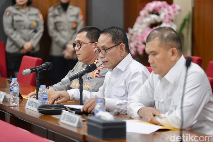 Bareskrim Polri resmi menetapkan Halim Kalla dan Fahmi Mochtar, mantan Direktur Utama PLN periode 2008–2009, sebagai tersangka kasus dugaan korupsi proyek pembangunan Pembangkit Listrik Tenaga Uap (PLTU) 1 Kalimantan Barat.