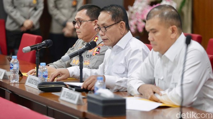 Bareskrim Polri resmi menetapkan Halim Kalla dan Fahmi Mochtar, mantan Direktur Utama PLN periode 2008–2009, sebagai tersangka kasus dugaan korupsi proyek pembangunan Pembangkit Listrik Tenaga Uap (PLTU) 1 Kalimantan Barat.