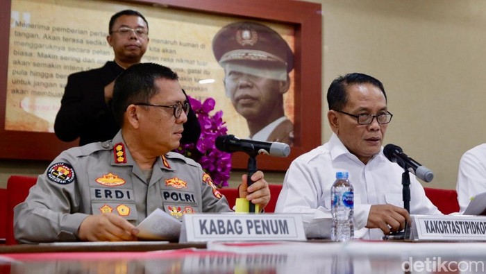 Bareskrim Polri resmi menetapkan Halim Kalla dan Fahmi Mochtar, mantan Direktur Utama PLN periode 2008–2009, sebagai tersangka kasus dugaan korupsi proyek pembangunan Pembangkit Listrik Tenaga Uap (PLTU) 1 Kalimantan Barat.
