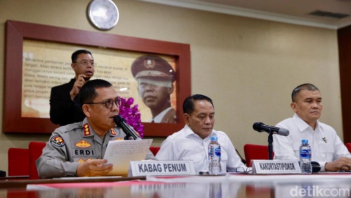Bareskrim Polri resmi menetapkan Halim Kalla dan Fahmi Mochtar, mantan Direktur Utama PLN periode 2008–2009, sebagai tersangka kasus dugaan korupsi proyek pembangunan Pembangkit Listrik Tenaga Uap (PLTU) 1 Kalimantan Barat.