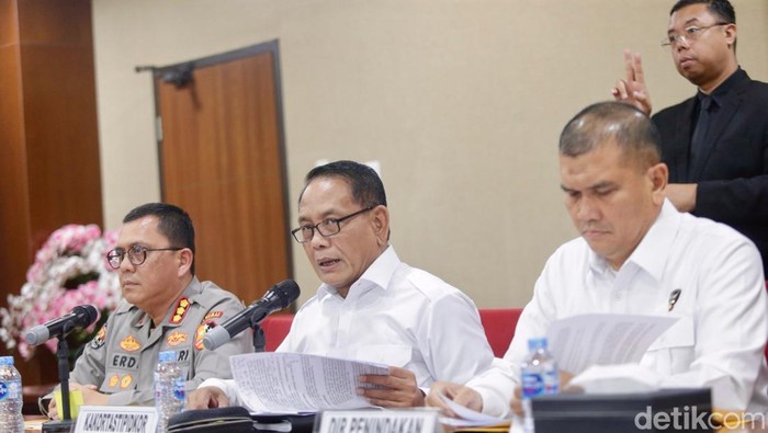 Bareskrim Polri resmi menetapkan Halim Kalla dan Fahmi Mochtar, mantan Direktur Utama PLN periode 2008–2009, sebagai tersangka kasus dugaan korupsi proyek pembangunan Pembangkit Listrik Tenaga Uap (PLTU) 1 Kalimantan Barat.