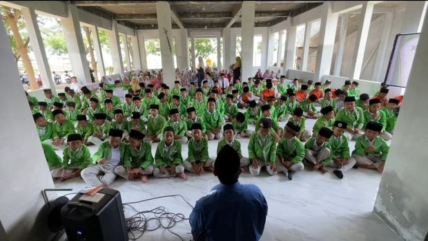 Ratusan siswa Unggulan Sabilillah Lamongan menggelar salat gaib dan tahlil korban ambruknya Ponpes Al Khoziny Sidoarjo