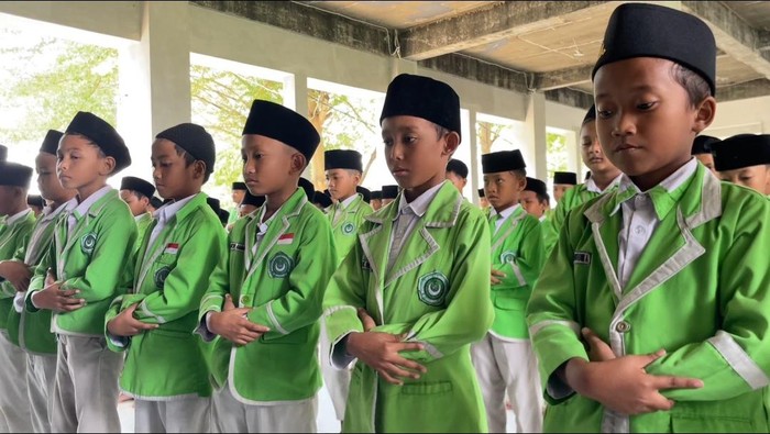 Ratusan siswa Unggulan Sabilillah Lamongan menggelar salat gaib dan tahlil korban ambruknya Ponpes Al Khoziny Sidoarjo