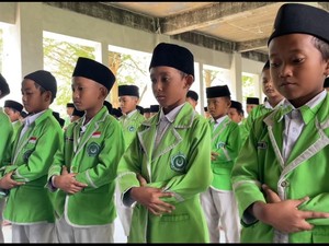 Siswa MI di Lamongan Salat Gaib dan Tahlil Korban Ponpes Al Khoziny