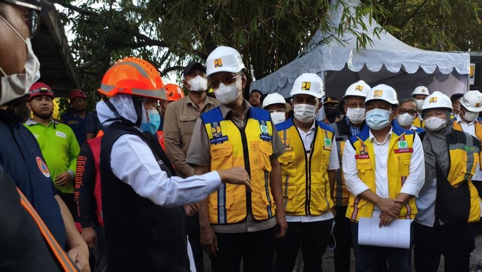 Menteri Pekerjaan Umum (PU) Dodi Hanggodo bersama Gubernur Khofifah di loaksi ambruknya bangunan Ponpes Al Khoziny Sidoarjo